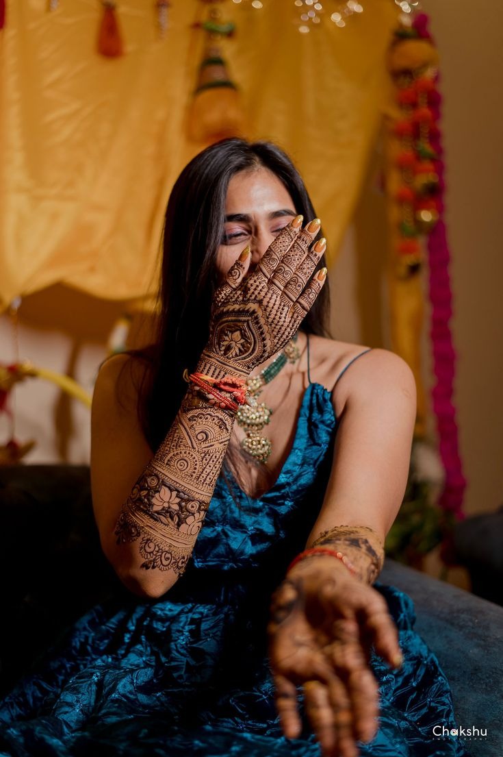 Candid Mehndi Moments