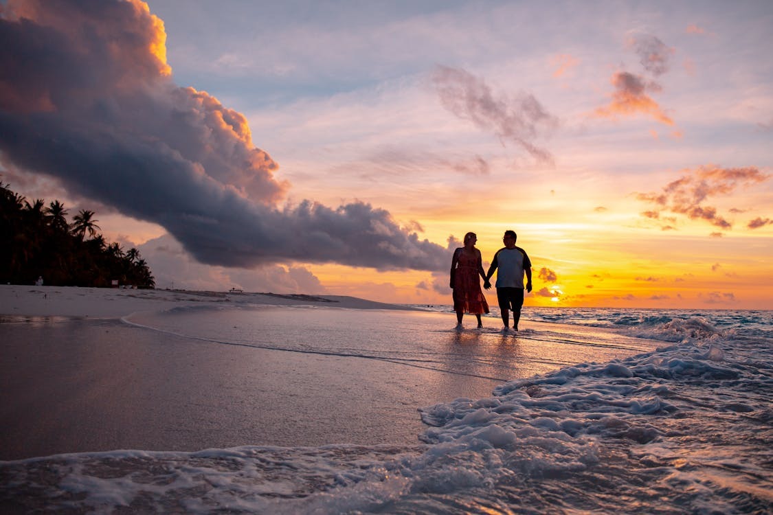 Experiences You Can Arrange to surprise your valentine at last Minutes- A beach walk 