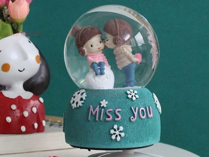 Valentine's day gift - Tied Ribbon Snow Globe