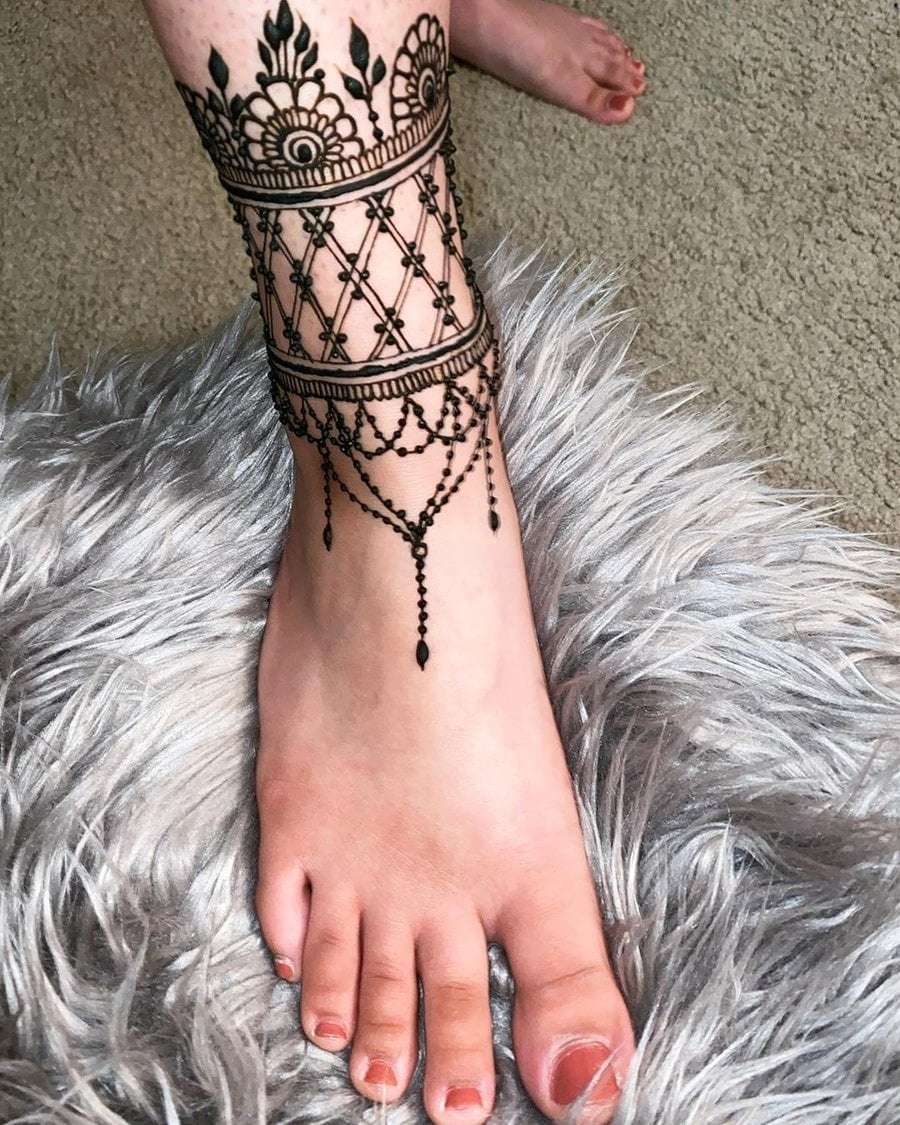 simple mehndi design for ankle