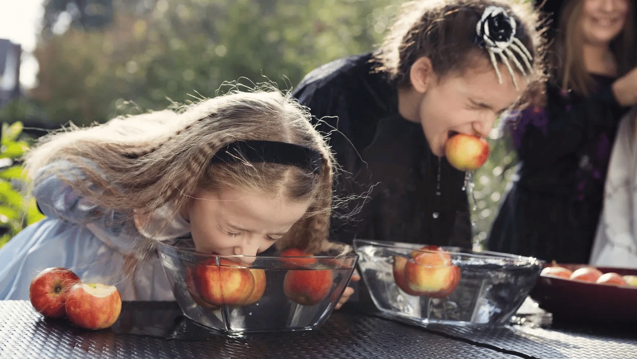 Apple relay race - Halloween Games