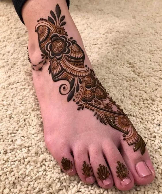 simple arabic leg mehndi designs with floral motifs