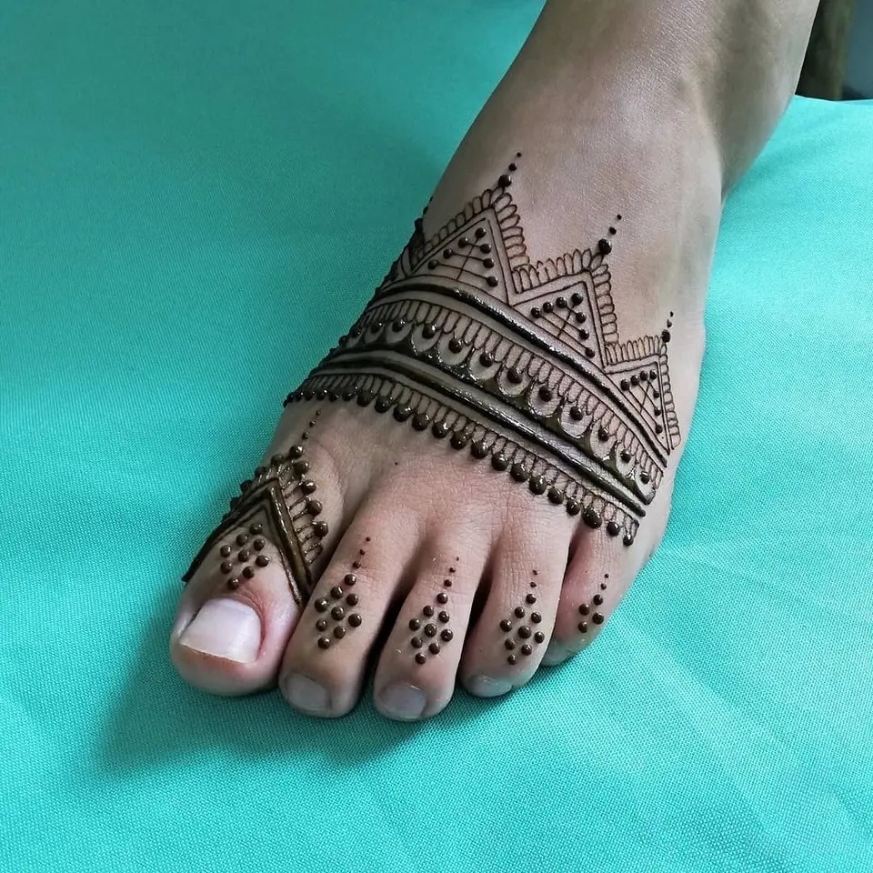 aztec pattern mehndi design for legs