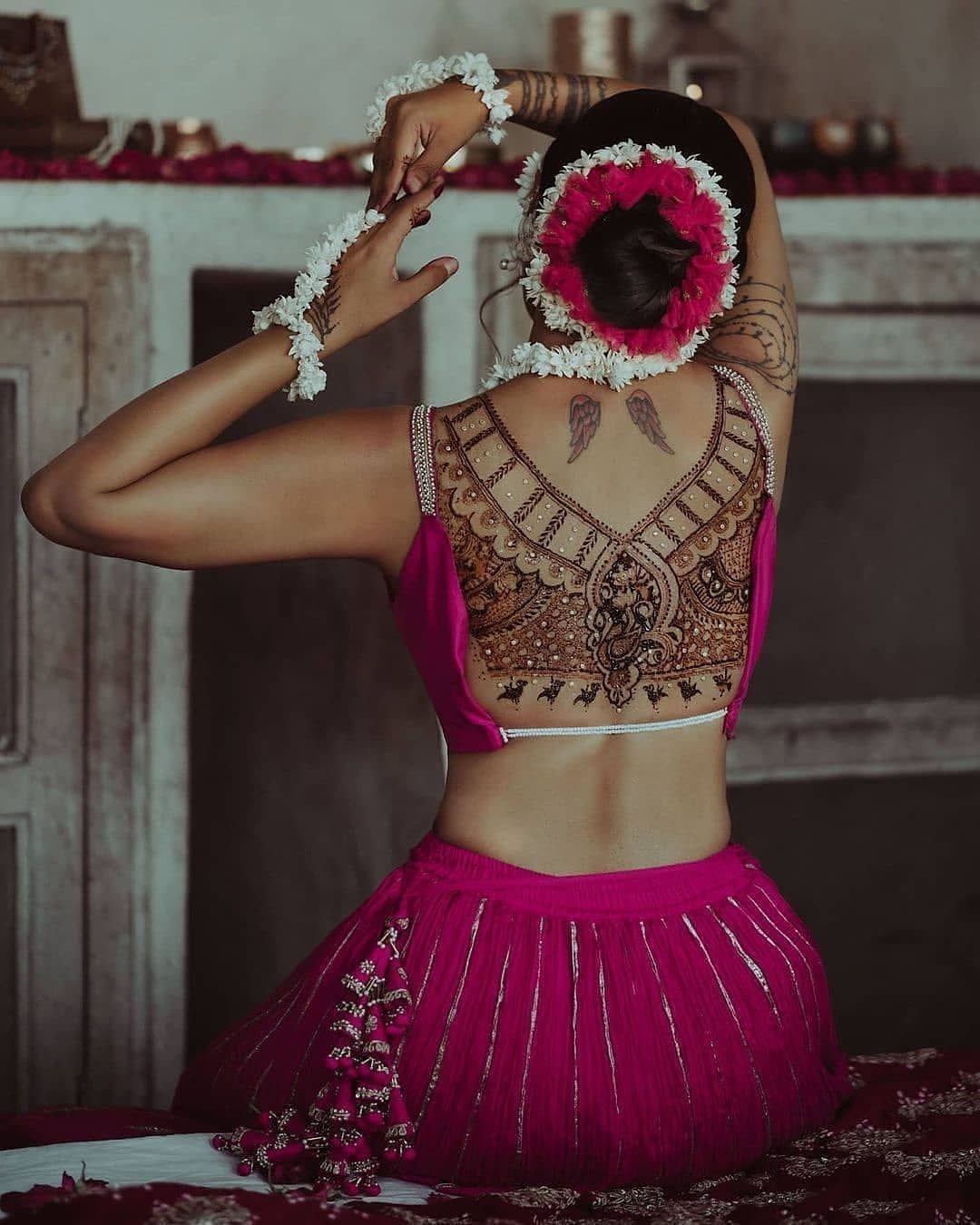 blouse mehndi design for backless blouse for brides