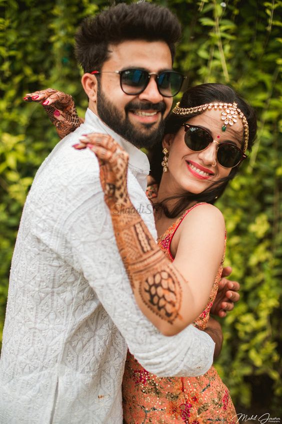 cute mehndi poses for bride and groom