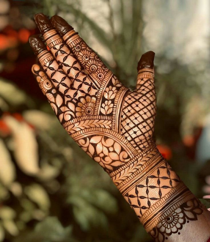 Negative Space Mehendi 