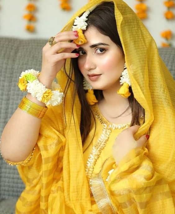 embrace your flower jewellery for this haldi poses for bride