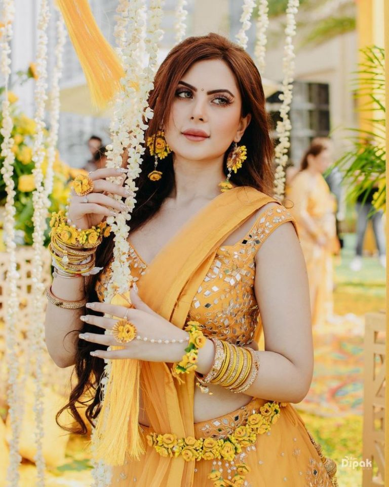 filmy bridal pose for haldi