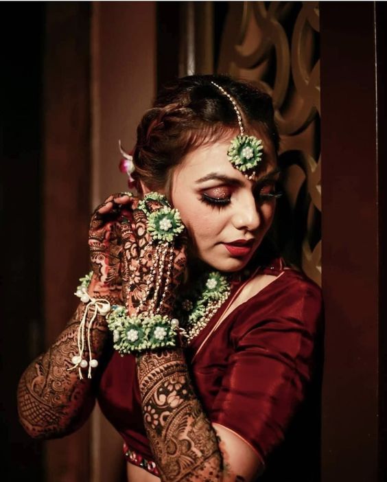 flaunt your floral jewellery mehndi poses