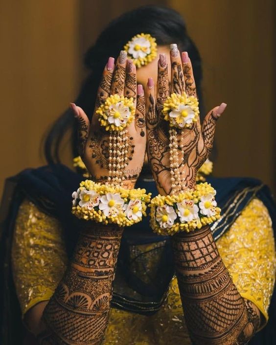 flaunt your floral jewellery mehndi poses