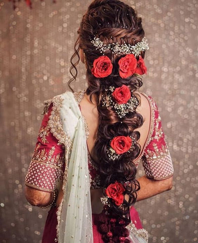 floral overflowed roses and baby breaths adorned hairstyles for saree