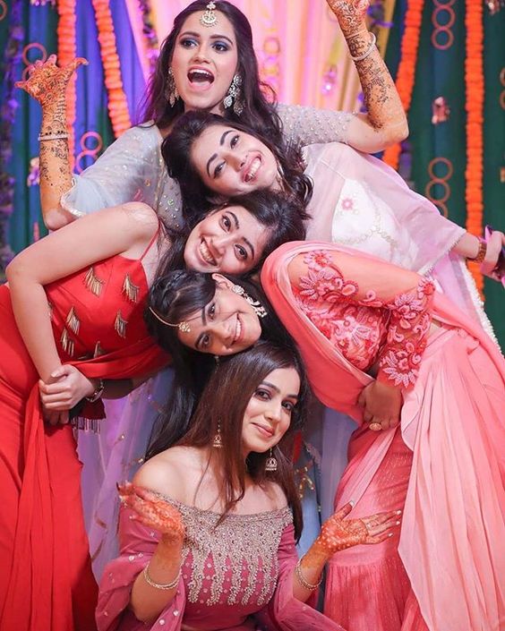 having fun with bridesmaids for mehndi poses