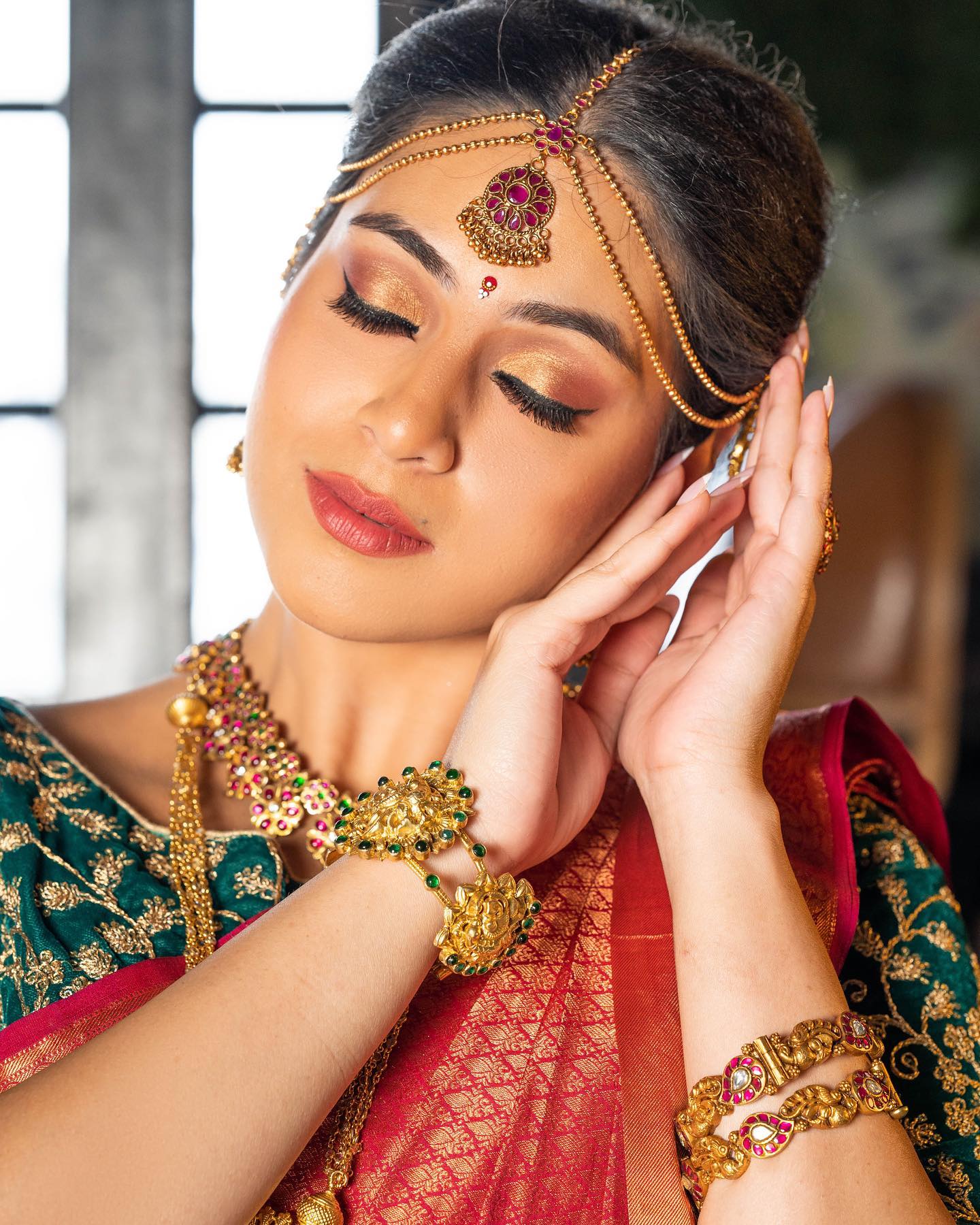 golden shimmery makeup for south indian brides