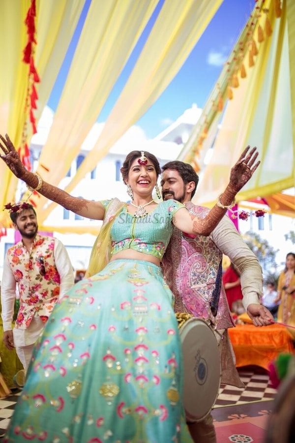 Mehndi pose for bride 