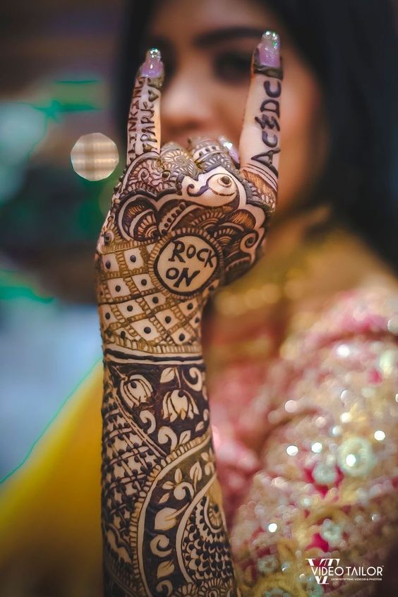 unique cool hand gesture for mehndi poses