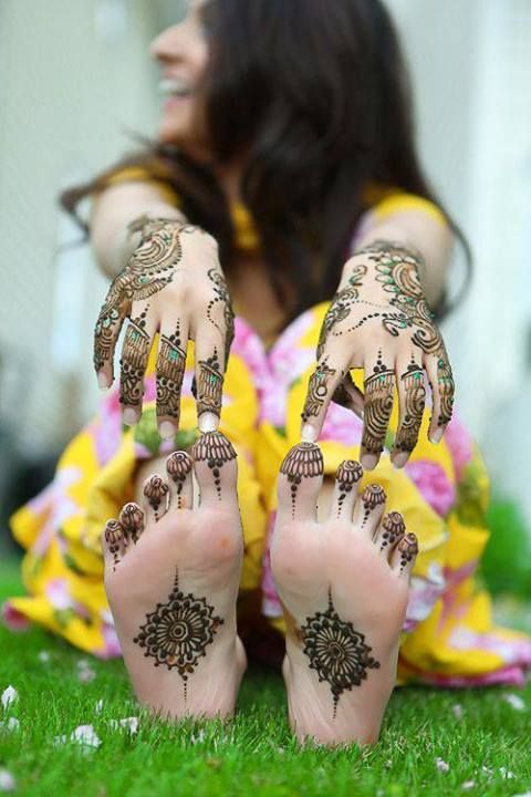 hands and legs mehndi poses