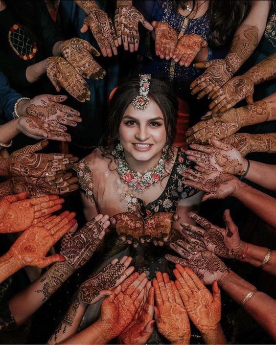 mehndi poses of bride with bridesmaids hands 