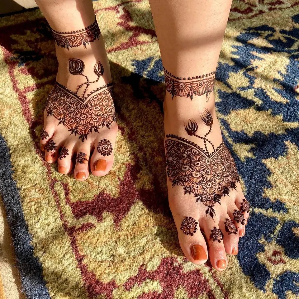 intricate dulhan leg mehndi designs