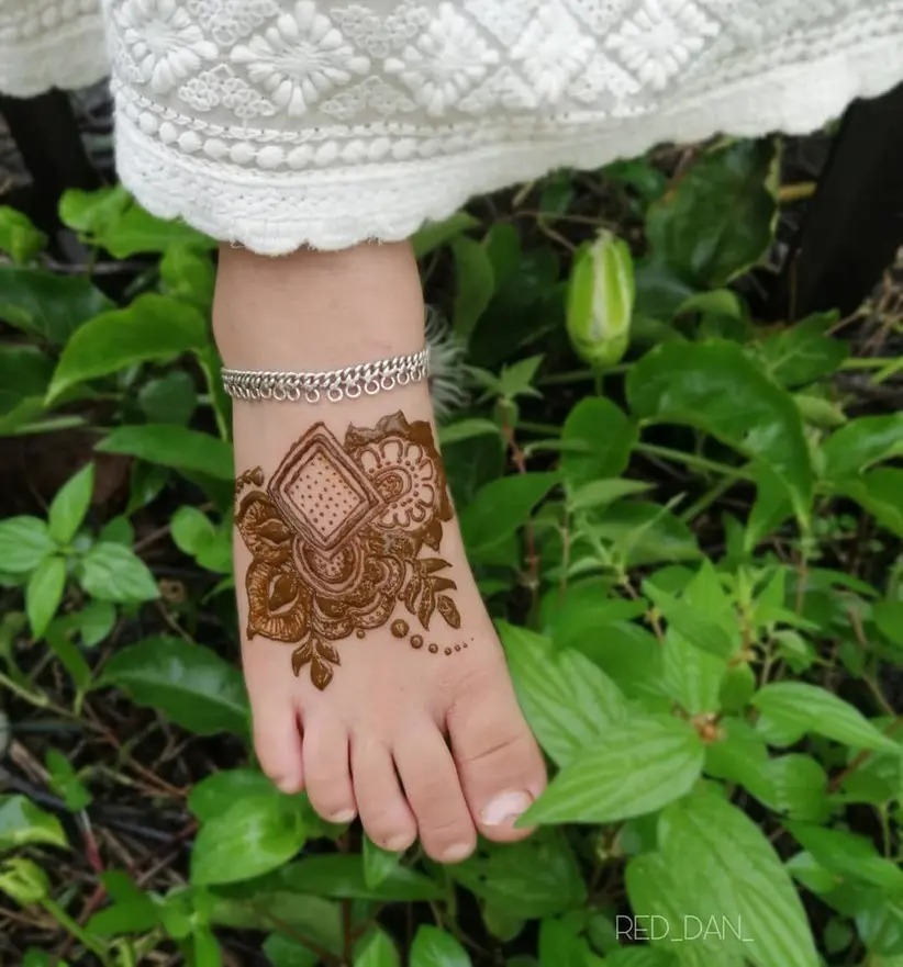 intricately covered foot mehendi designs for kids