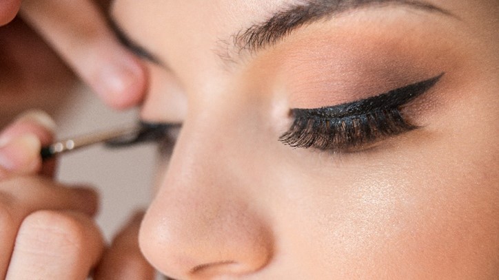 draw the eyeliner makeup close to the eyelashes 