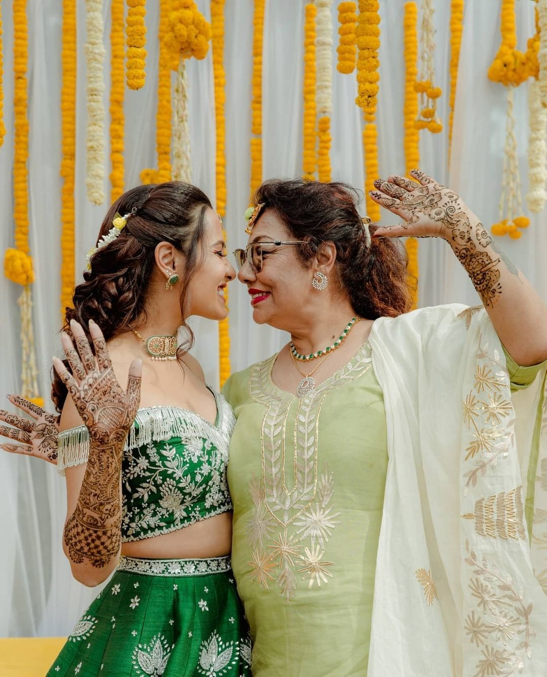 Mehndi poses with mom