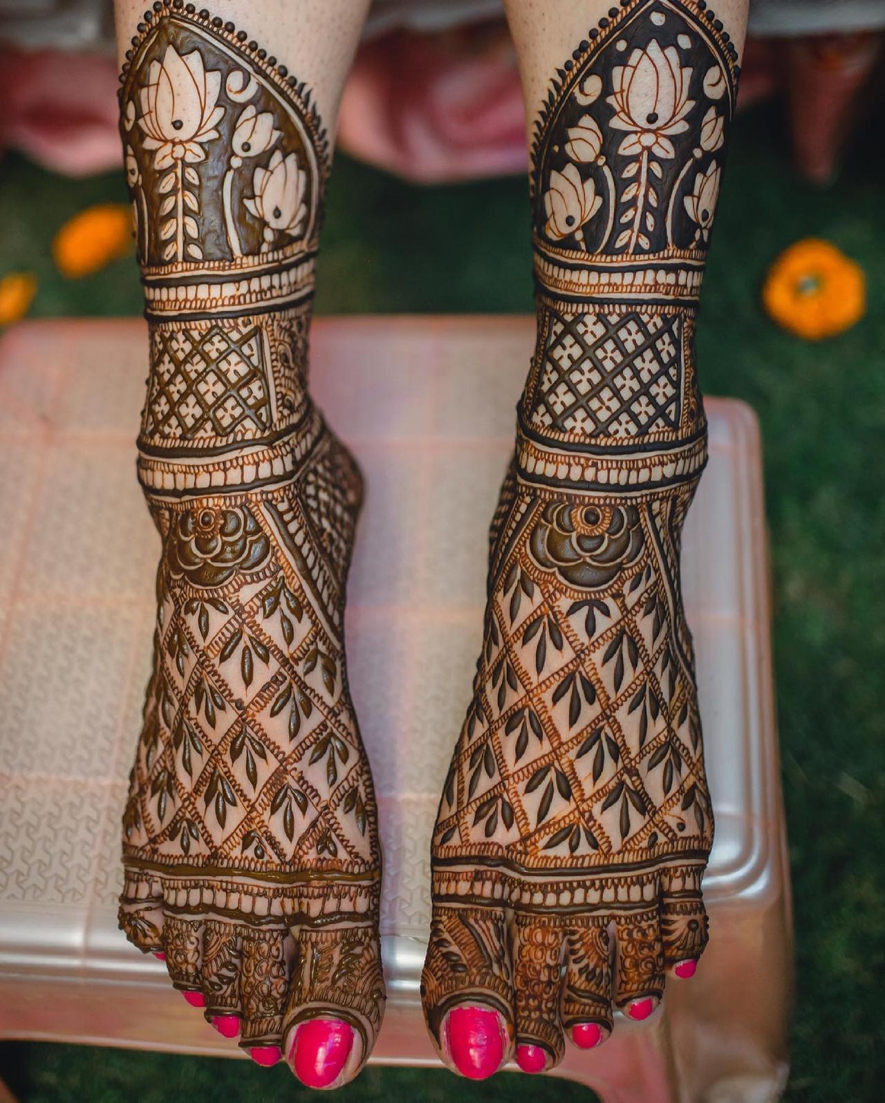 leg mehndi design intricate for dulhan