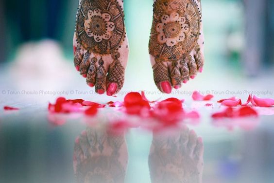 flaunt your leg mehndi design with this mehndi poses