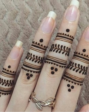 lines and dots finger mehendi design