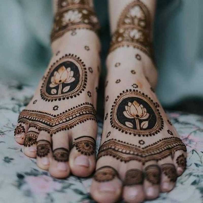 lotus motif mehndi design for legs