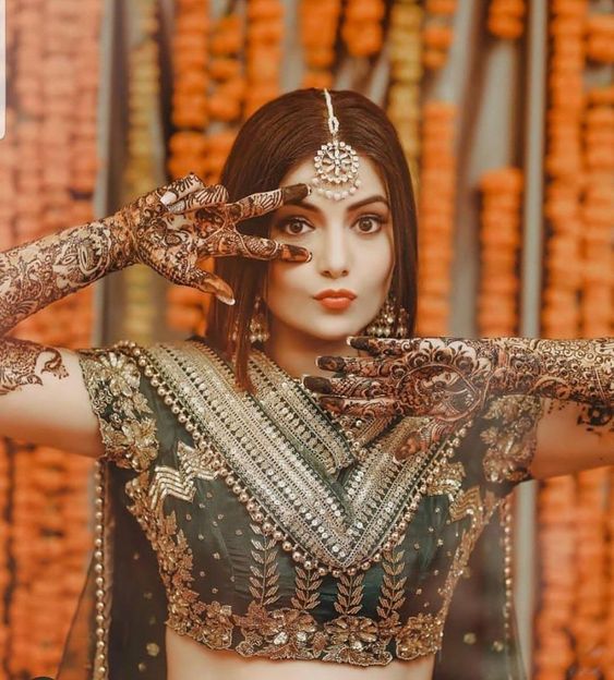 cool hand gesture for mehndi poses