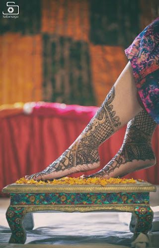 flaunt your leg mehndi design for mehndi poses