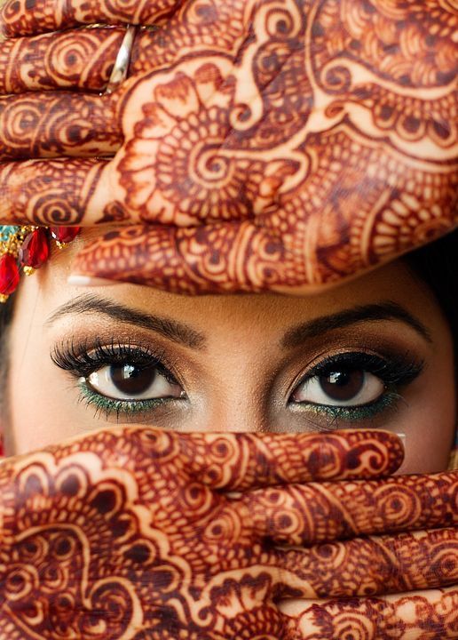 flaunt your eyes hand gesture for mehndi poses