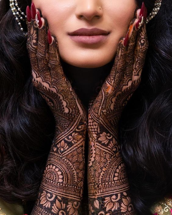 flaunt your intricate mehndi design with mehndi poses