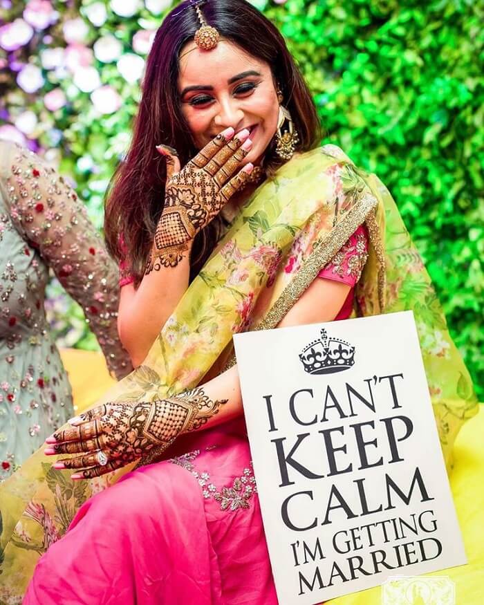 funny and cute bridal mehndi poses