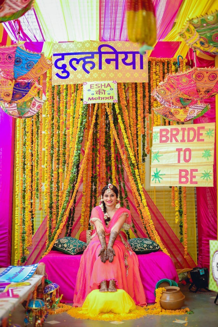 mehndi poses with decor