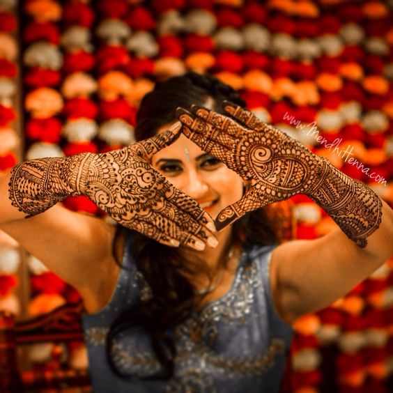 frame hand gesture for mehndi poses