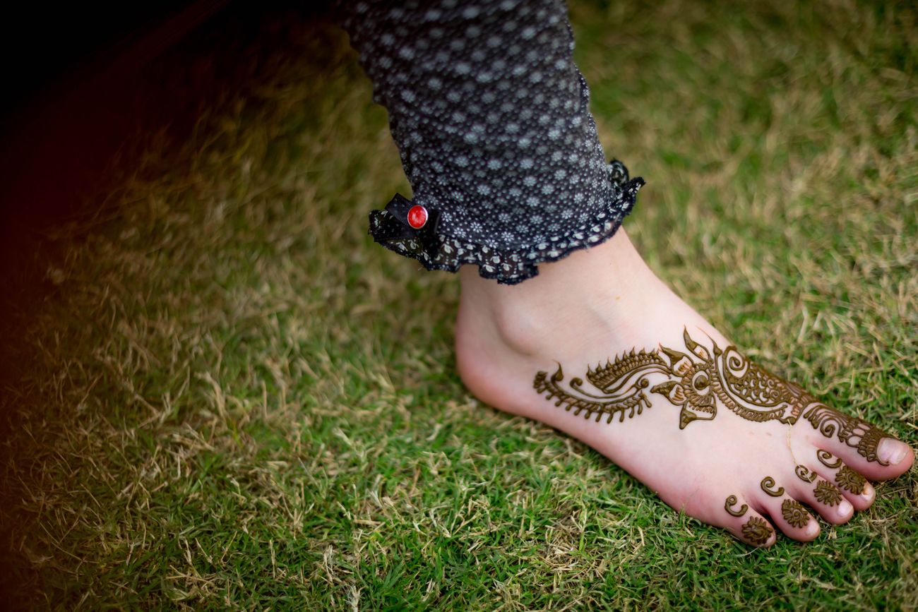 minimal feet arabic mehndi design