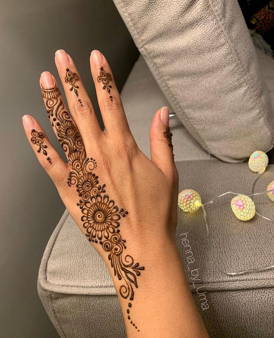 minimal ring finger floral mehendi designs