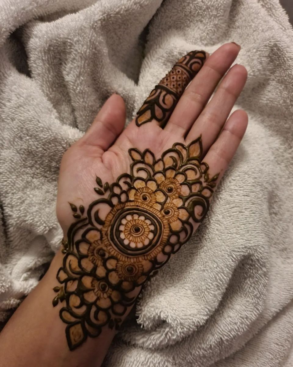 one sided floral - minimal mehendi designs