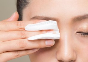 using cotton to prepare your eyes for before applying the product