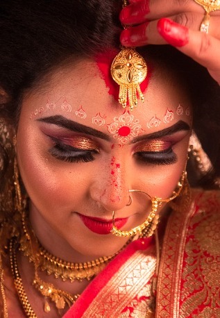 red lips and golden eyes combination makeup look for south indian brides