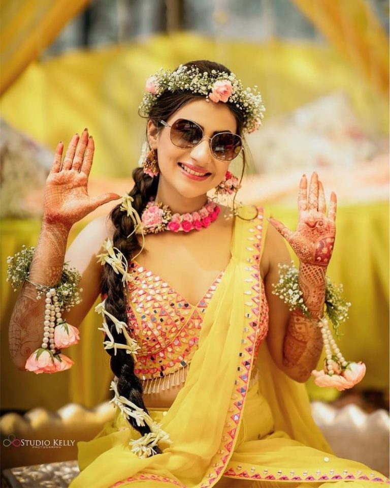 show off your mehendi design with this haldi poses for bride