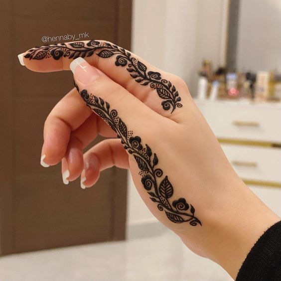 side finger arabic mehndi design with intricate leafy veil pattern