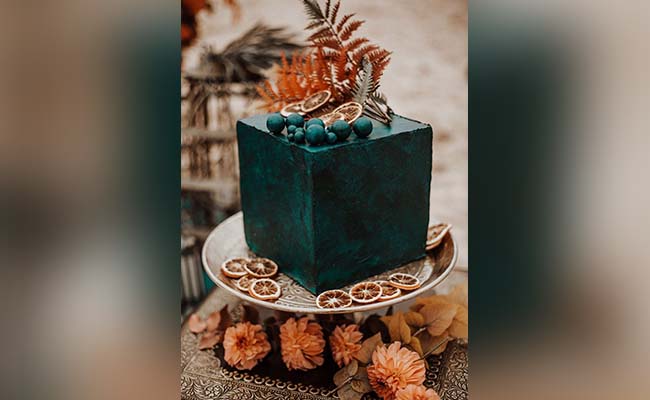 square shaped one tier cake with monochromatic bottle green color for engagement ceremony