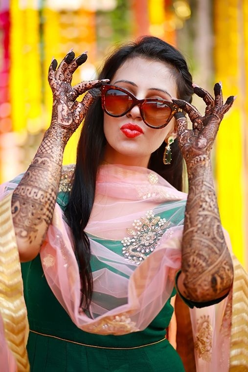 swaggy mehndi poses with shades