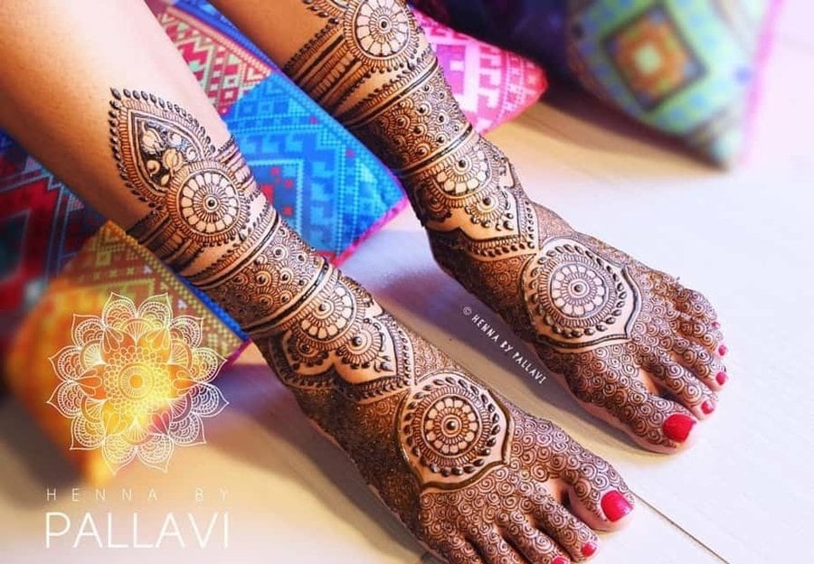 swirls pattern leg mehndi designs