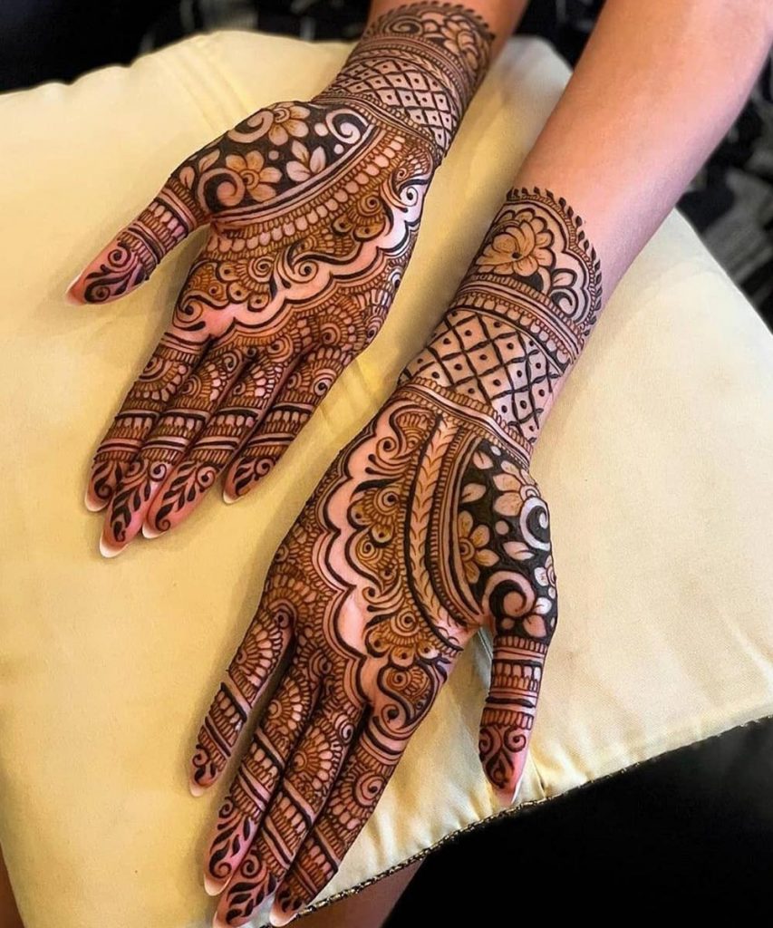 symmetrical arabic mehndi design