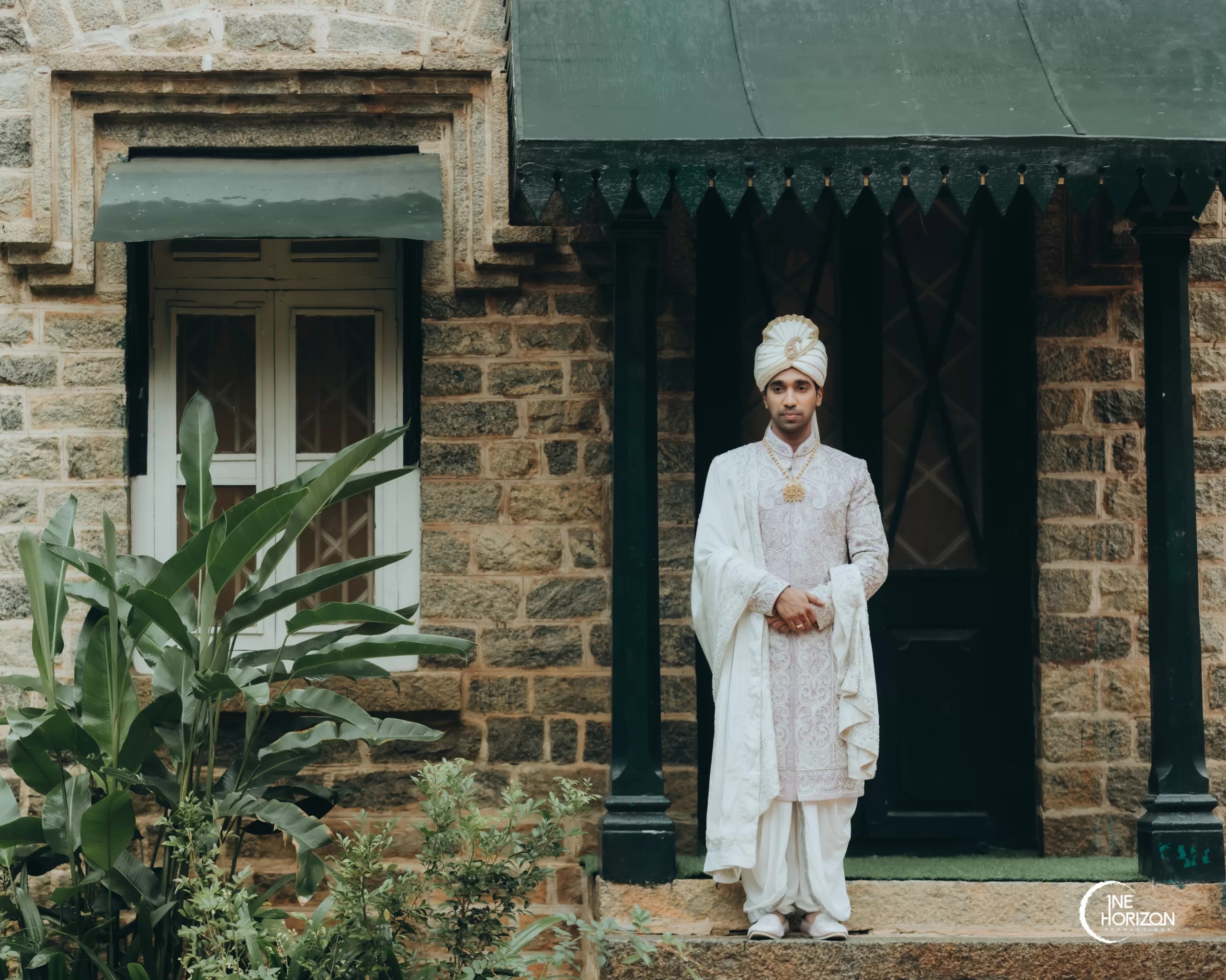 traditional pose - groom poses