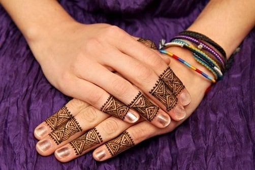 triangles mehndi design for fingers