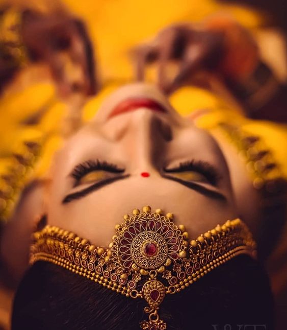 unique solo bride mehndi poses showing off your matha patti